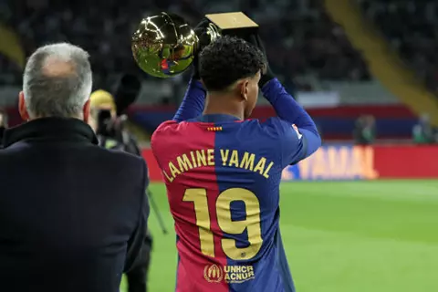 بعد إعلان القائمة النهائية.. لماذا يغيب لامين يامال عن ترشيحات جائزة "الفتى الذهبي"؟